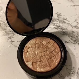 Anastasia Beverly Hills riviera illumimator